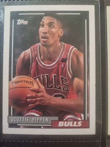 1992-93 NBA TOPPS "SCOTTIE PIPPEN" BASKETBALL TRADING CARD - V/Good Condition